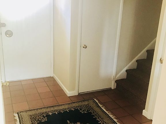 Unique foyer w/ powder room