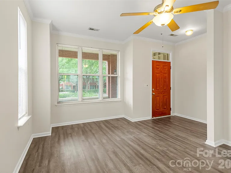 567 E 9th St — Photo 11