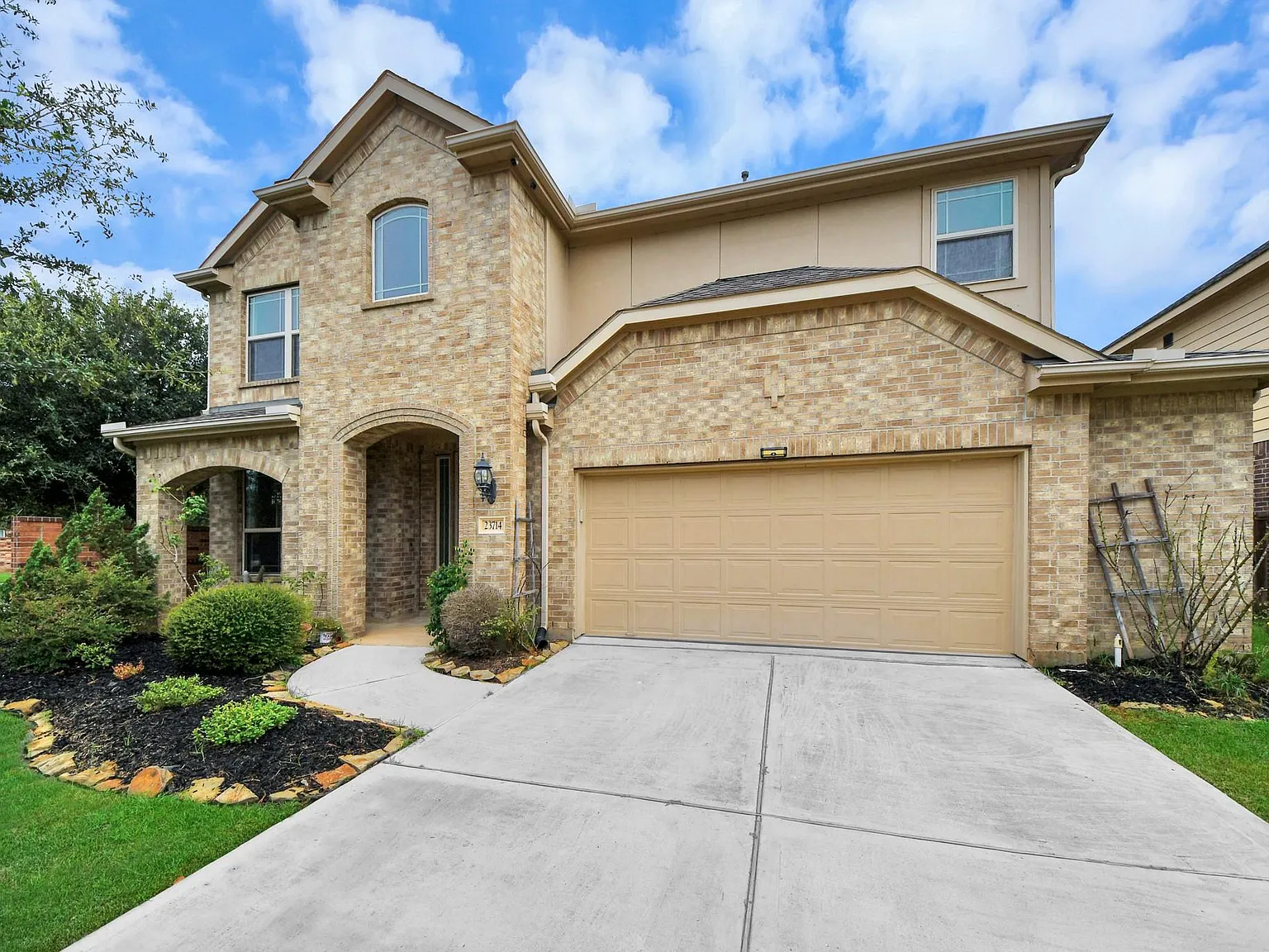 4 bed, 2.5 bath, 2909 sqft, $2,975 — Photo 3