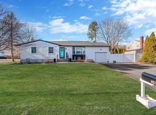 14 George Ave, Shoreham, NY 11786