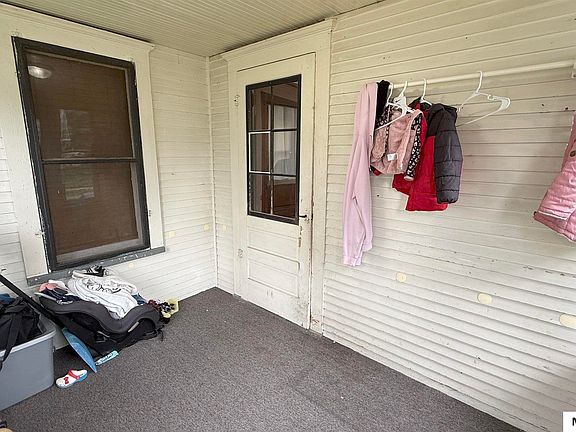 3rd image of 323 9th St NE