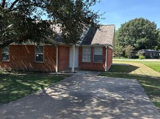 211 Hunters Ln, Eagle Lake, TX 77434