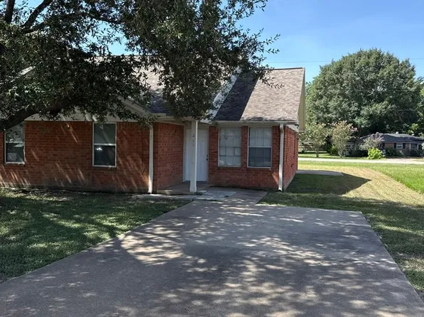 211 Hunters Ln, Eagle Lake, TX 77434