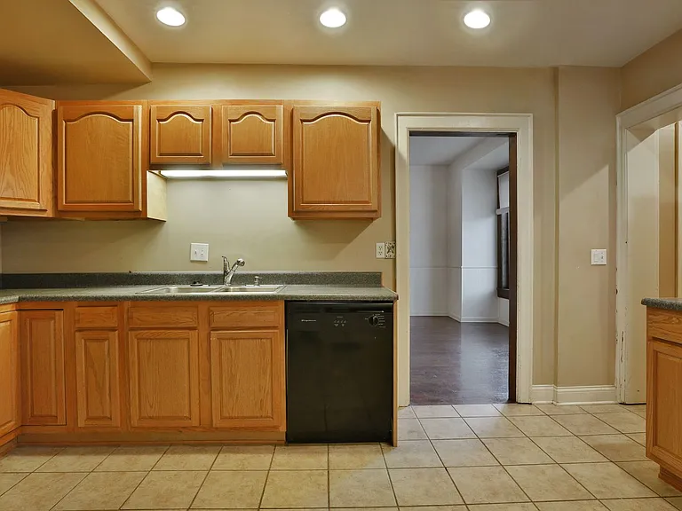 2403 Summit St — Photo 4