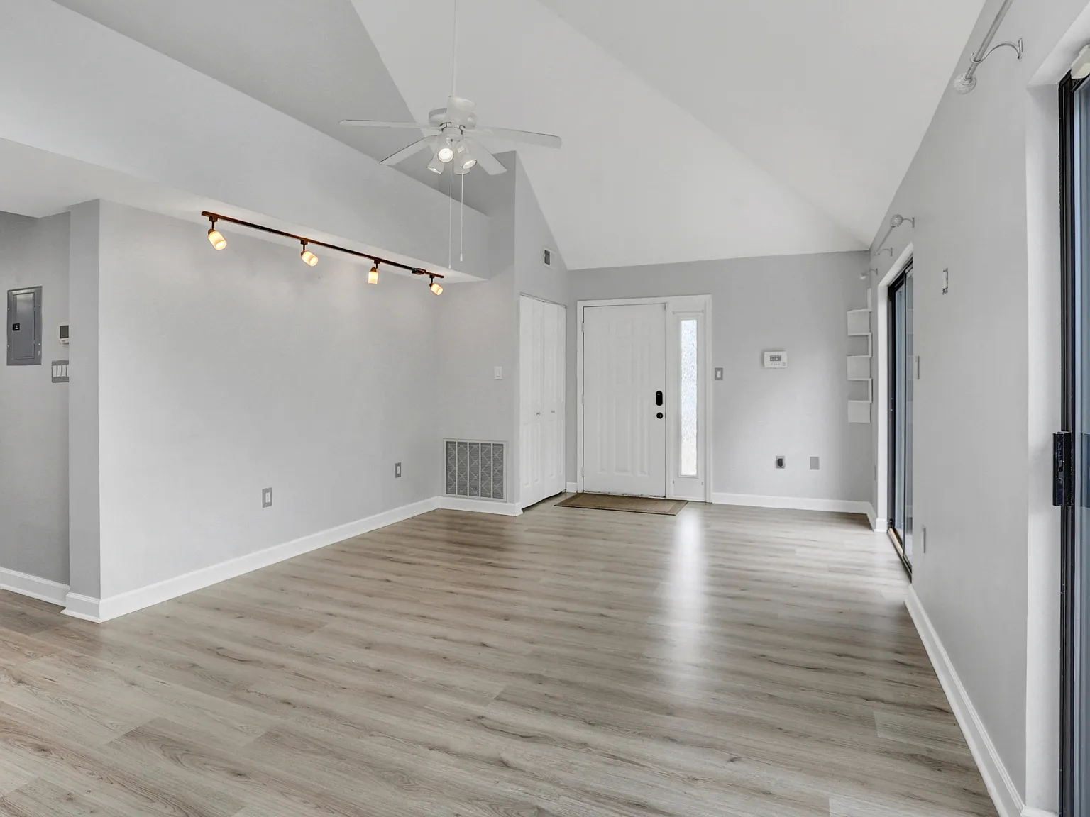 2 bed, 1142 sqft, $1,700 — Photo 4