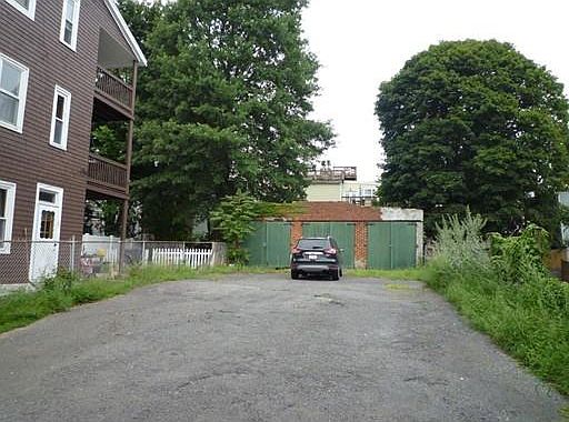 2nd image of 654 E 7th St
