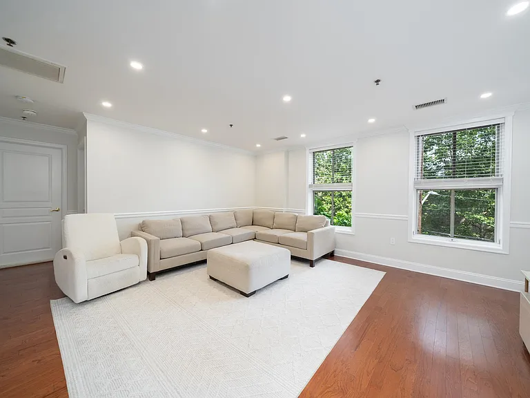 812 Grand St #314 — Photo 8