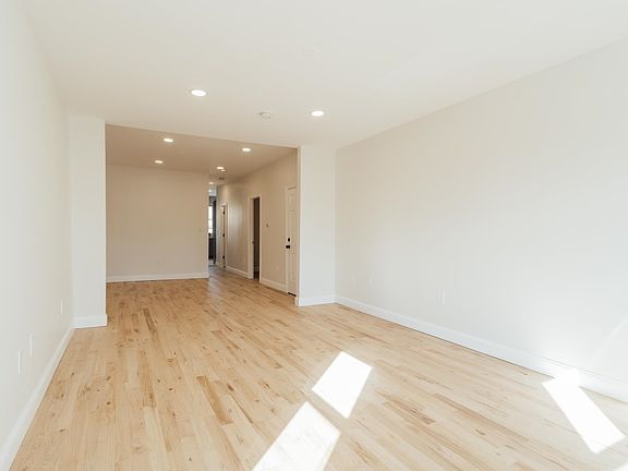 4th image of 27 W 52nd St