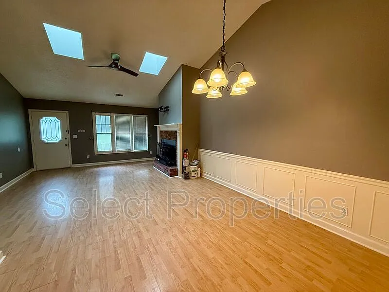 2 bed, 1.0 bath, 1100 sqft, $1,200 — Photo 2