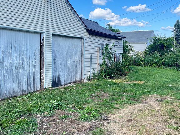 2nd image of 2525 Beatrice St