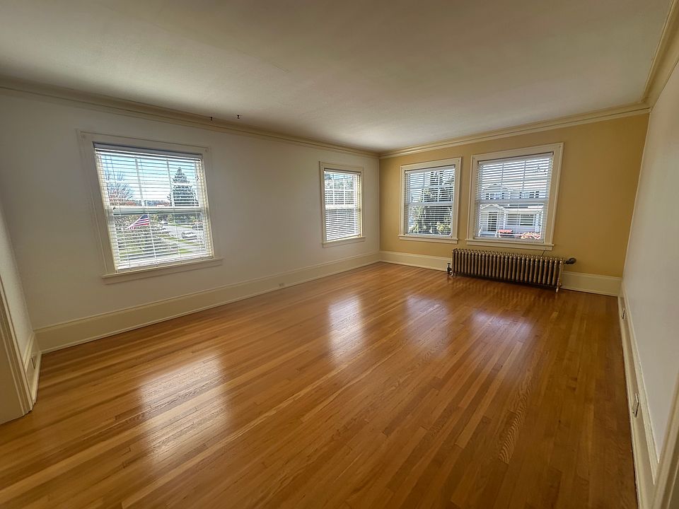 Beautiful large livingroom with original hardwoods