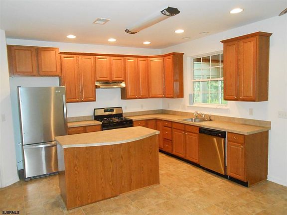 4th image of 127 Kensington Dr