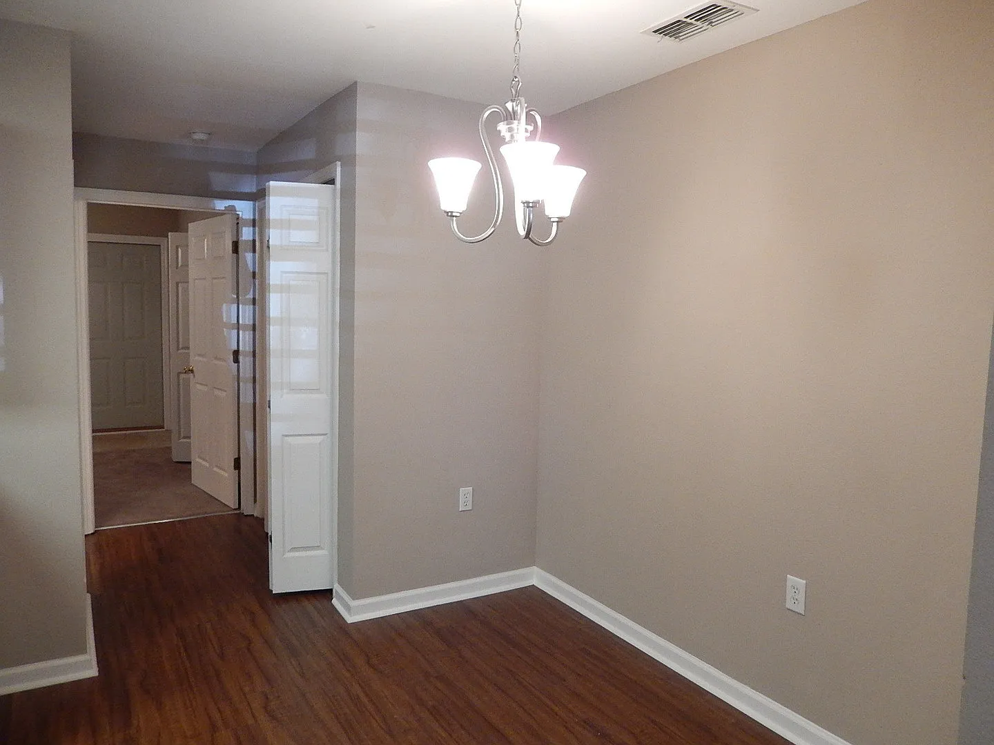 Awesome 3/3 In Great Location, W/ Vaulted Ceilings, W/D, Large Bedrooms, & More! $1525/Month Avai... — Photo 4