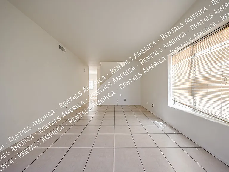 1022 W Westchester Ave — Photo 4