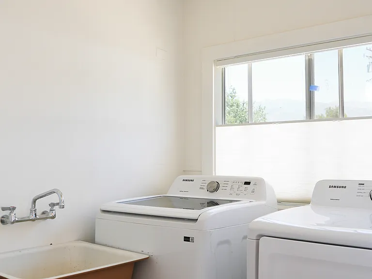312 E Matilija St — Photo 28