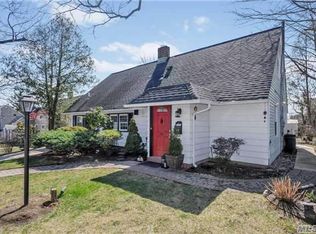 18 Wagon Ln, Levittown, NY 11756