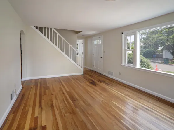 58 Knob Hill Dr, Hamden, CT 06518