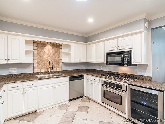 5th image of 333 E 29th Pl