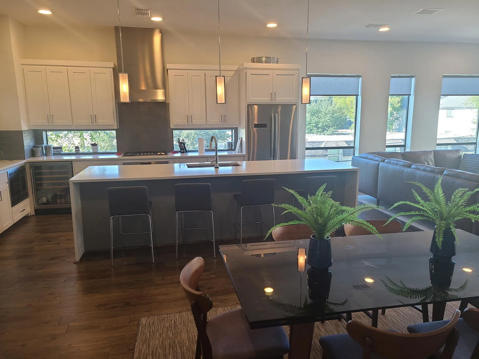 3 bed, 3.5 bath, 2305 sqft, $4,600 — Photo 4
