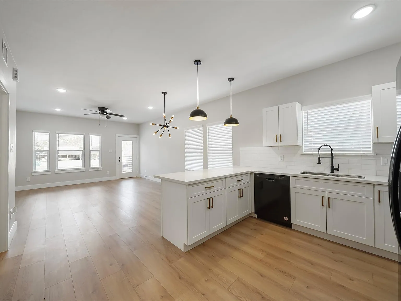 2 bed, 2.5 bath, 1064 sqft, $1,800 — Photo 3