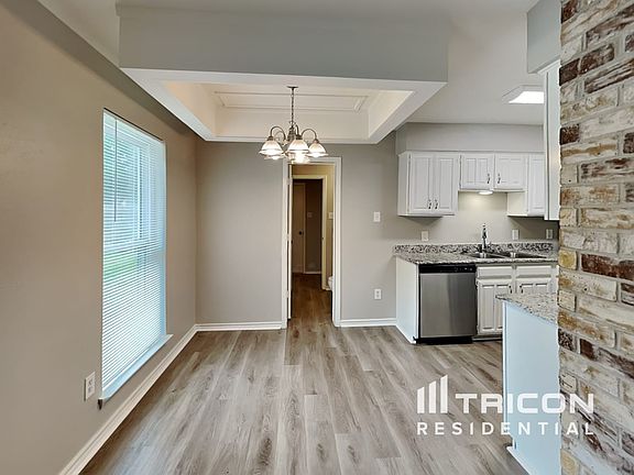 5th image of 828 W Embercrest Dr