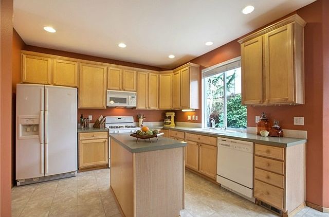 2nd image of 524 Quincy Ave NE
