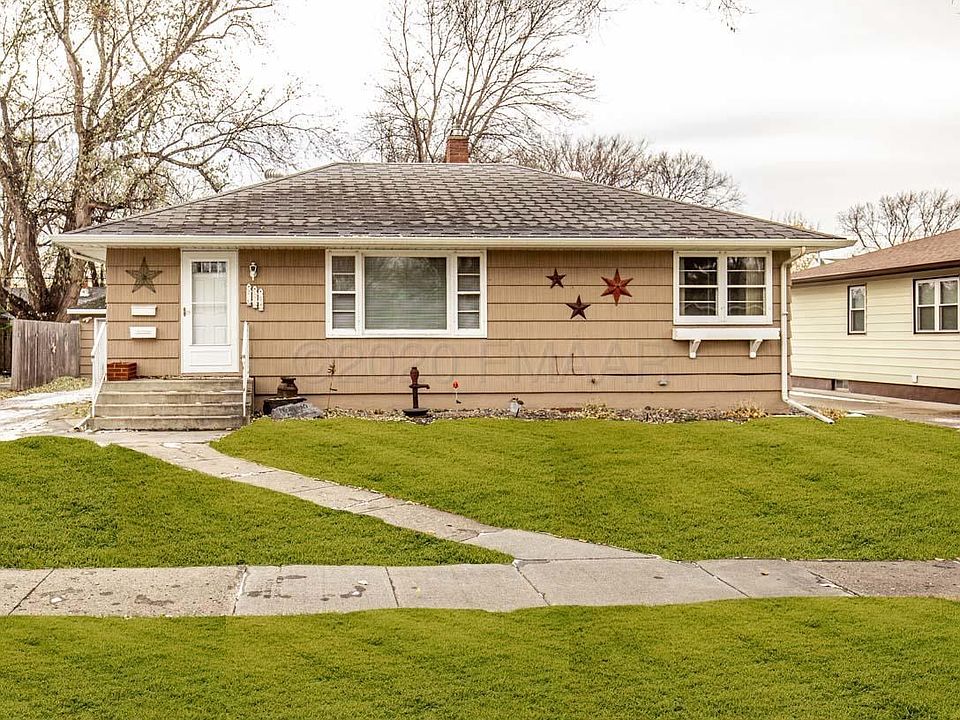1st image of 206 21st Ave N