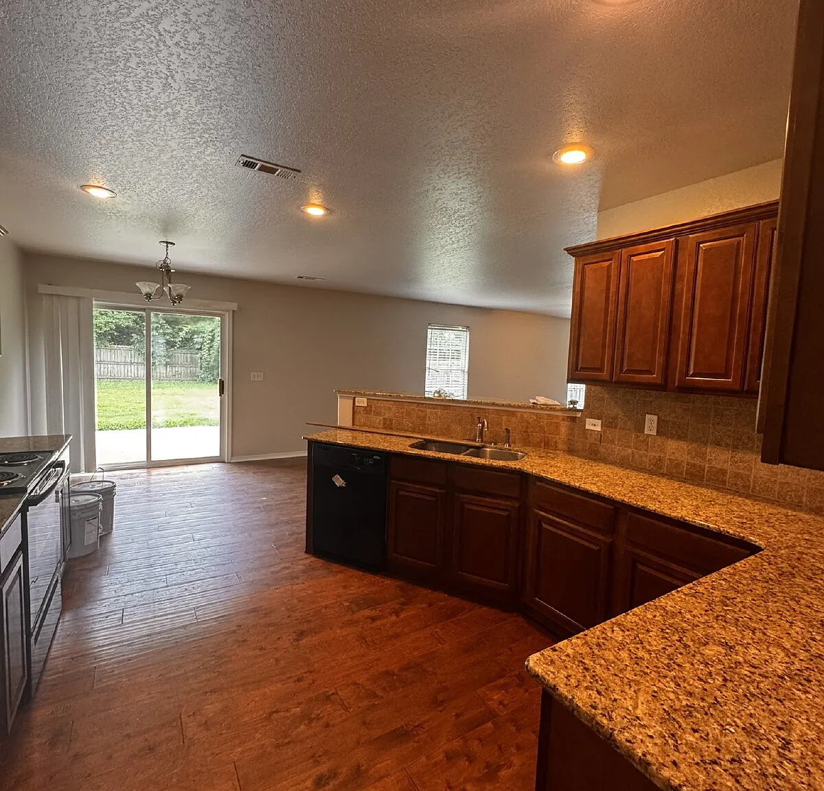 4 bed, 2.0 bath, 2204 sqft, $2,299 — Photo 4