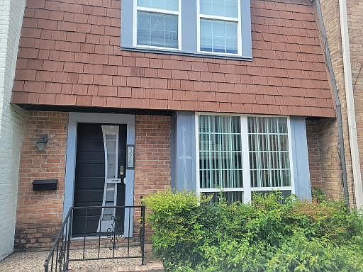 3rd image of 376 N Post Oak Ln