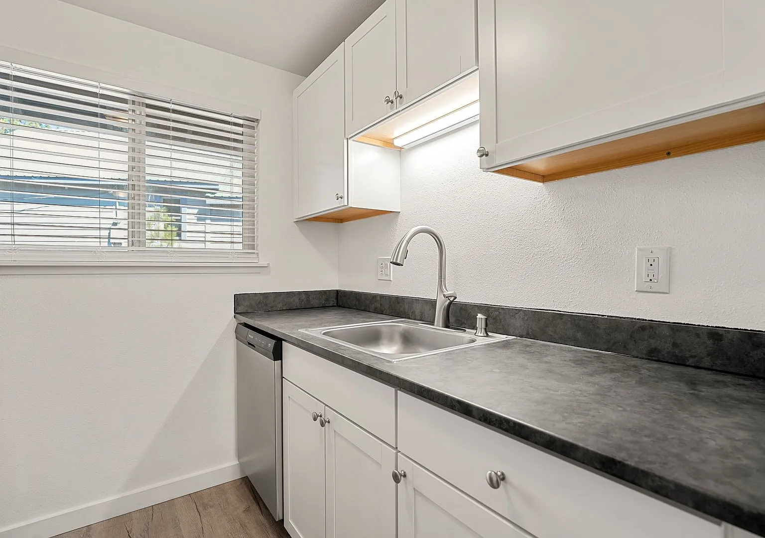 Updated 2-Bedroom Townhouse-Style Home in the Heart of Old Bend — Photo 3