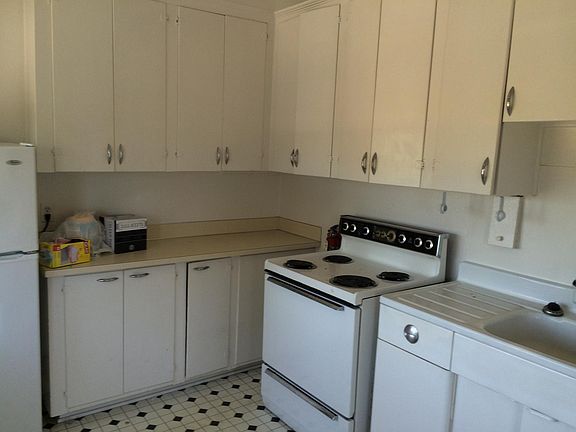 Standard size stove. Lots of cupboard space.