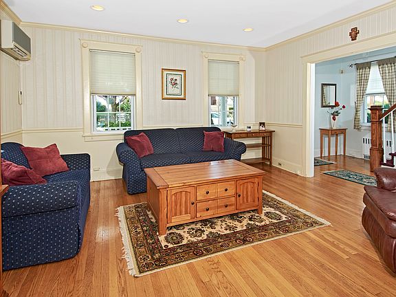 4th image of 121 Hobart Ave