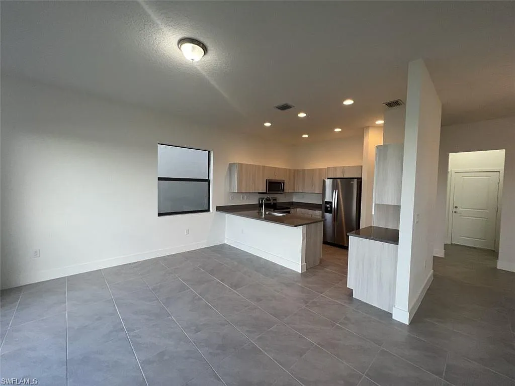 3 bed, 2.5 bath, 1981 sqft, $2,400 — Photo 4