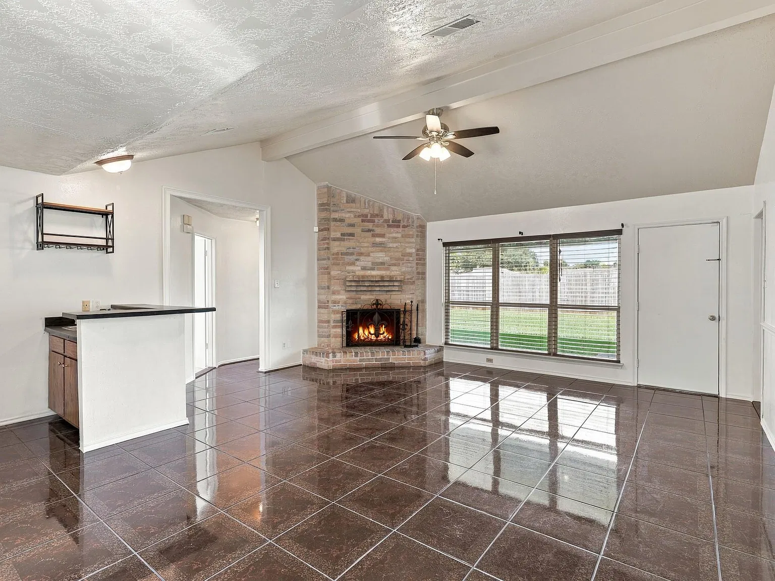 3 bed, 2.0 bath, 1395 sqft, $1,600 — Photo 4