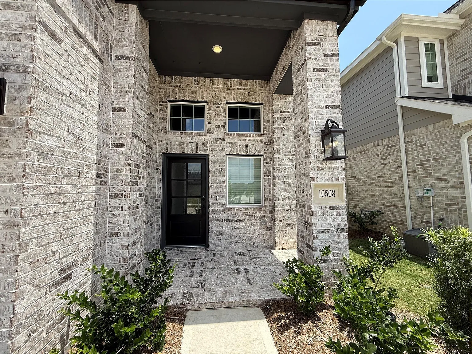 4 bed, 3.5 bath, 2454 sqft, $2,900 — Photo 2