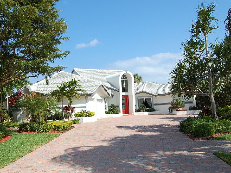 Parking for at least 12 cars