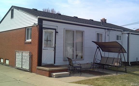 2nd image of 29558 Maplewood St