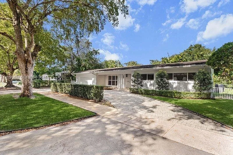 3 bed, 3000 sqft — Photo 1