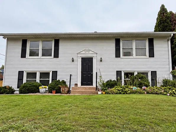 432 S 14th St, Le Claire, IA