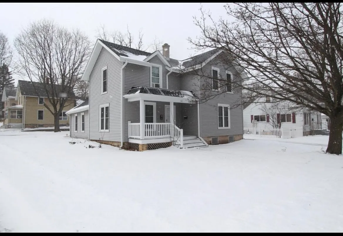 401 W Chestnut St — Photo 2