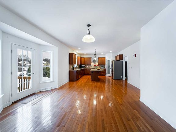 3rd image of 7 Skybrook Cir