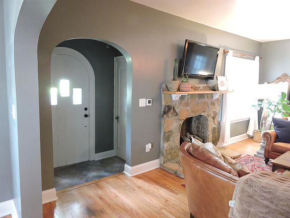 5th image of 210 Hume Ave