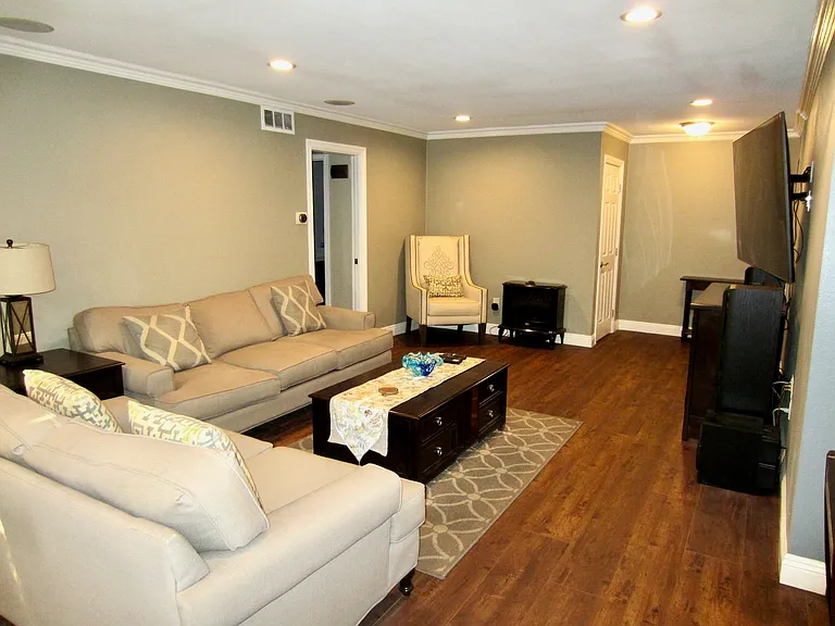 266 S Madison Ave #106 — Photo 2