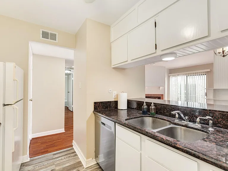 7140 N Holiday Dr — Photo 15