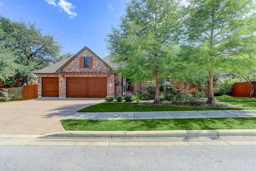 4 bed, 3.5 bath, 3169 sqft, $3,300 — Photo 1