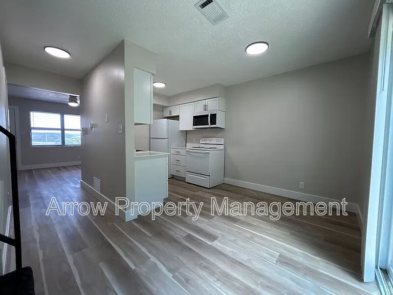 1218 S Jackson St — Photo 5