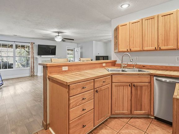 5th image of 4040 Longleaf Ln.