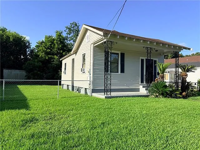 2754 Jasmine St — Photo 2