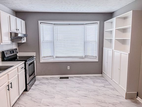 3rd image of 805 Zapata Ln