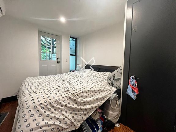 5th image of 812 Saint Johns Pl APT 1B